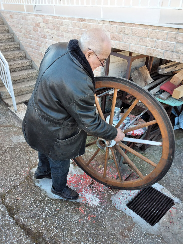 Ο 84χρονος Κωνσταντίνος Κοπέλης είναι ένας από τους παλαιότερους κατασκευαστές κάρων στη Θεσσαλονίκη