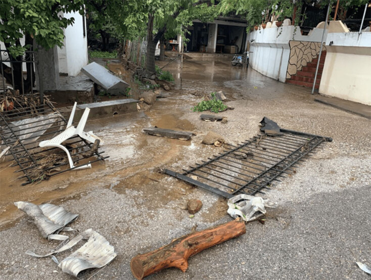 Στη Βόρεια Εύβοια οι ορμητικοί χείμαρροι ξήλωσαν μέχρι και τα κάγκελα από τις αυλές σπιτιών