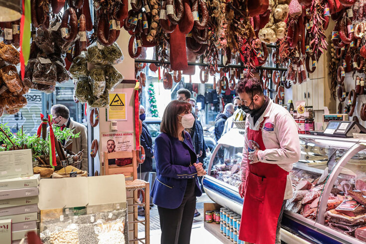 Η Κατερίνα Σακελλαροπούλου σε κατάστημα με αλλαντικά στο κέντρο της Αθήνας παραμονή Χριστουγέννων 