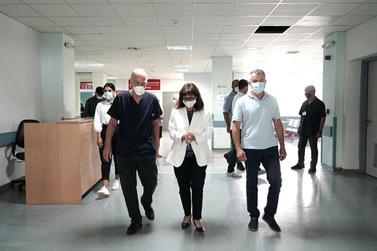 Στο νοσοκομείο ΚΑΤ η Πρόεδρος της Δημοκρατίας Κατερίνα Σακελλαροπούλου είδε από κοντά εθελοντές πυροσβέστες που τραυματίστηκαν σε πυρκαγιές