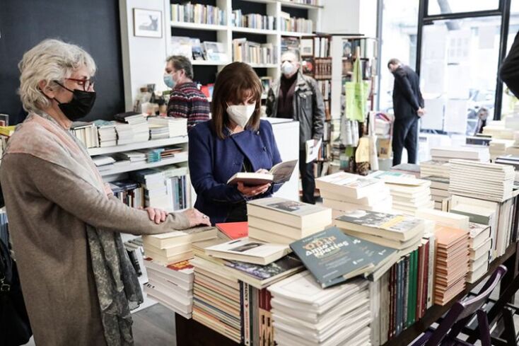 Η Κατερίνα Σακελλαροπούλου σε βιβλιοπωλείο στην Ακαδημίας παραμονή Χριστουγέννων