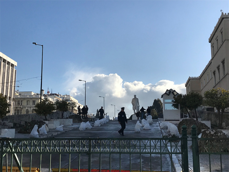 Συνεργεία καθαρίζουν τη Βουλή μετά τα επεισόδια