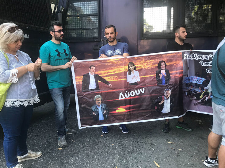 Μέλη της ΠΟΕΔΗΝ διαμαρτύρονται μπροστά στις κλούβες των ΜΑΤ