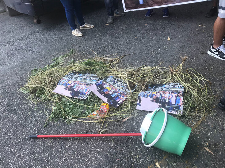 Έριξαν τσουκνίδες μπροστά στις κλούβες των ΜΑΤ