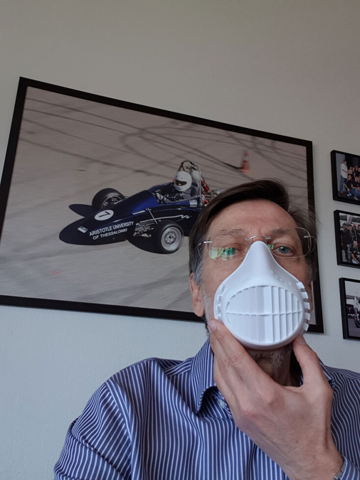 Ο διευθυντής του Εργαστηρίου, καθηγητής του Τμήματος Μηχανολόγων Μηχανικών ΑΠΘ Αθανάσιος Μιχαηλίδης με τη μάσκα υψηλης προστασίας