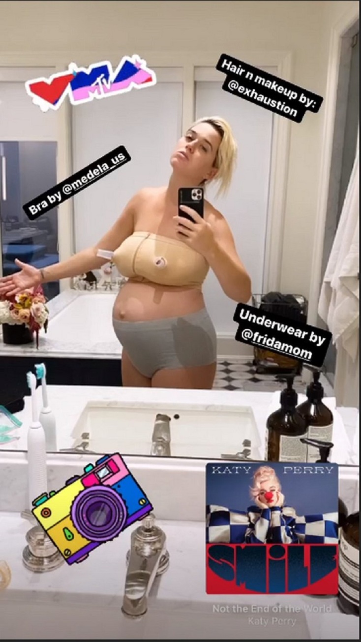 Η τραγουδίστρια Katy Perry βγάζει selfie στον καθρέφτη του μπάνιου με τα εσώρουχα, 5 μέρες μετά τη γέννηση της κόρης της με τον Orlando Bloom