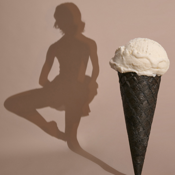 H ελληνική εταιρεία παγωτού Kayak  μας μεταφέρει στον κόσμο του παγωτού της με ένα σουρεαλιστικό video.