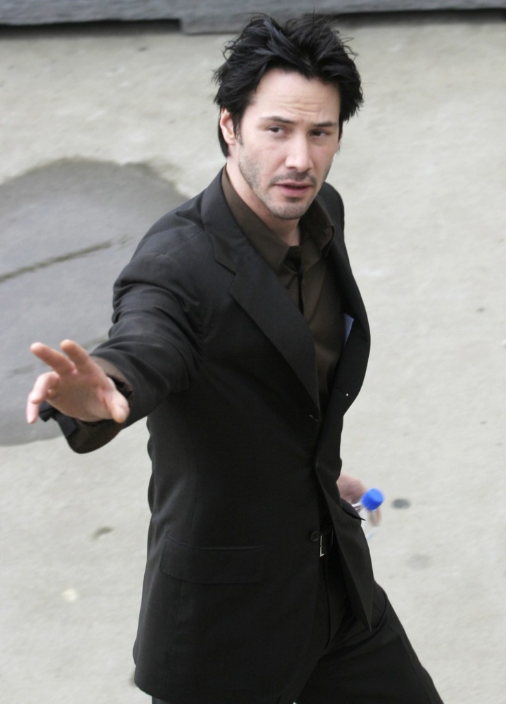 Ο Κιάνου Ριβς πριν παραστεί σε συνέντευξη Τύπου για το φιλμ The Matrix Reloaded