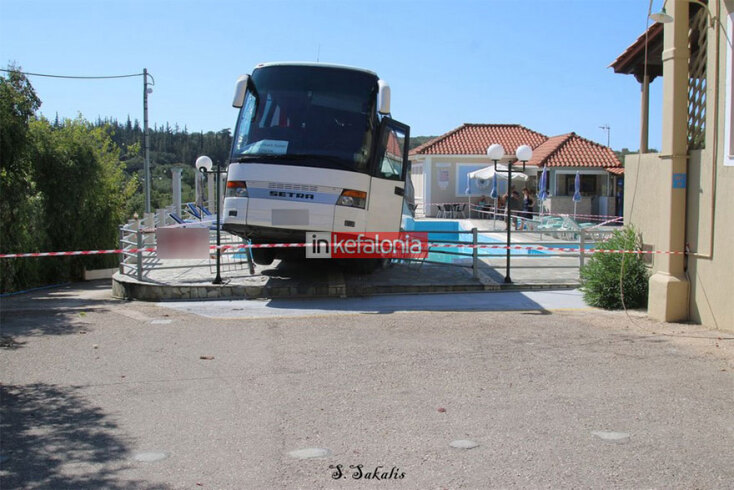 kefalonia-piscina-bus.jpg