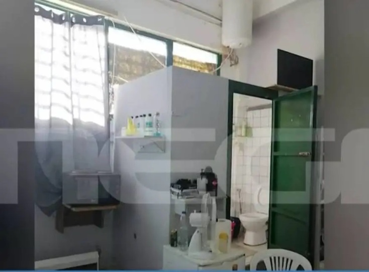 Το κελί του δολοφόνου της Καρολάιν, Μπάμπη Αναγνωστόπουλου