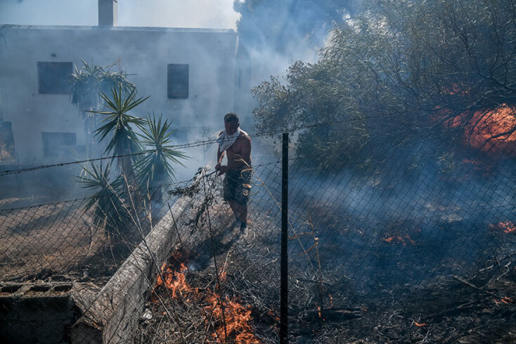 Η φωτιά στην Κερατέα έφθασε στα σπίτια