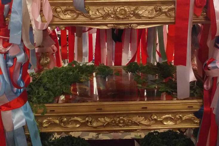 Επιτάφιος στολισμένος με πολύχρωμες κορδέλες στην Κέρκυρα © Wikipedia