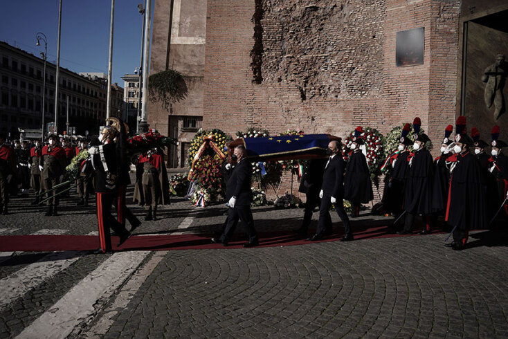 Καλυμμένο με τη σημαία της ΕΕ το φέρετρο με τη σορό του Νταβίντ Σασόλι