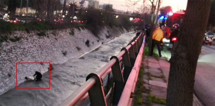 Πυροσβέστης στον Κηφισό δίπλα στη γυναίκα που έπεσε στην κοίτη