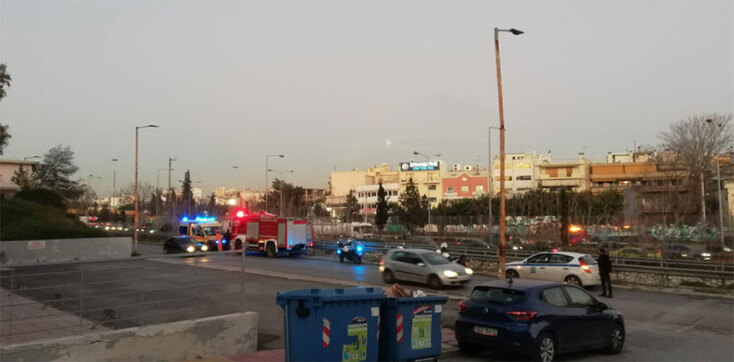 Πυροσβεστικό και ασθενοφόρο του ΕΚΑΒ στον Κηφισό, στο σημείο που έπεσε η γυναίκα