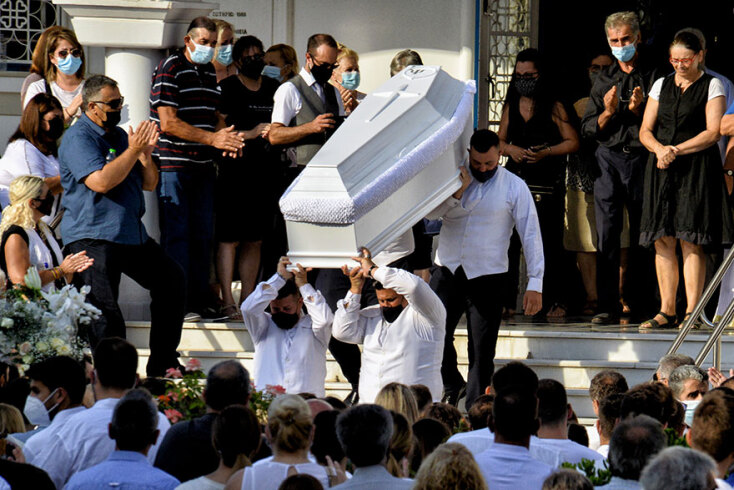 Φολέγανδρος - Γαρυφαλλιά: Σε κλίμα οδύνης η κηδεία της στο Βέλο Κορινθίας