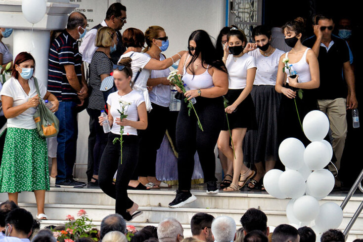 Συγγενείς και φίλοι στην κηδεία της Γαρυφαλλιάς, της νεαρής που δολοφονήθηκε στη Φολέγανδρο