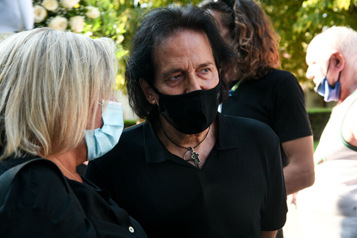 Στην κηδεία του Γιάννη Πουλόπουλου ο τραγουδιστής Πασχάλης Αρβανιτίδης