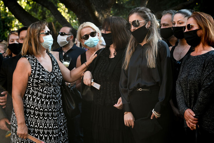 Κηδεία Γιάννη Πουλόπουλου: Η σύζυγός του, Μπέτυ, και η κόρη του, Άντα, δέχονται τα συλλυπητήρια από συγγενείς και φίλους