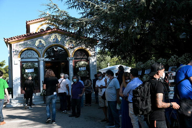 Κηδεία Γιάννη Πουλόπουλου στην Κηφισιά: Συγγενείς, φίλοι και θαυμαστές είπαν το «τελευταίο αντίο» στον διάσημο ερμηνευτή