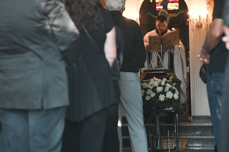 Σε κλίμα οδύνης η κηδεία του Γιάννη Πουλόπουλου στο κοιμητήριο Κηφισιάς