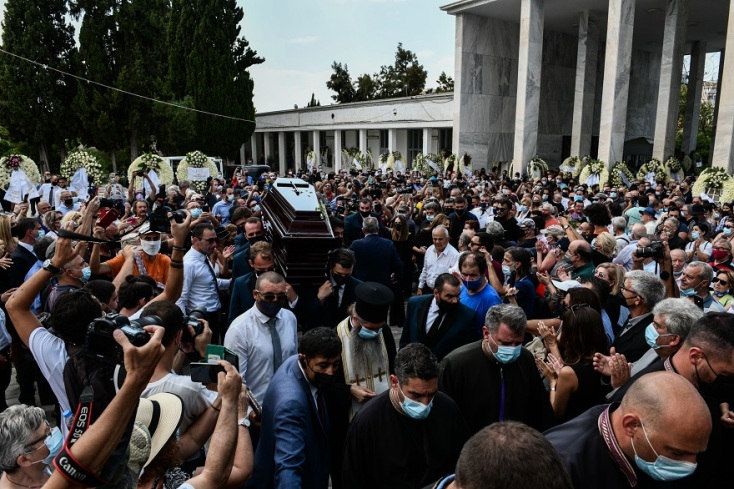 Στιγμιότυπο από την κηδεία του Τόλη Βοσκόπουλου