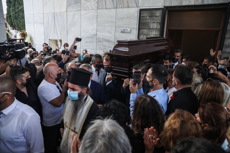 Κηδεία Τόλη Βοσκόπουλου: Στιγμιότυπο από το «τελευταίο αντίο»