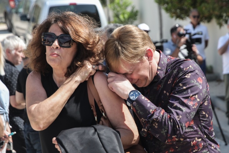 Κηδεία Δάκη: Ο Μάκης Δελαπόρτας ξεσπά σε κλάματα στο Κοιμητήριο Γλυφάδας