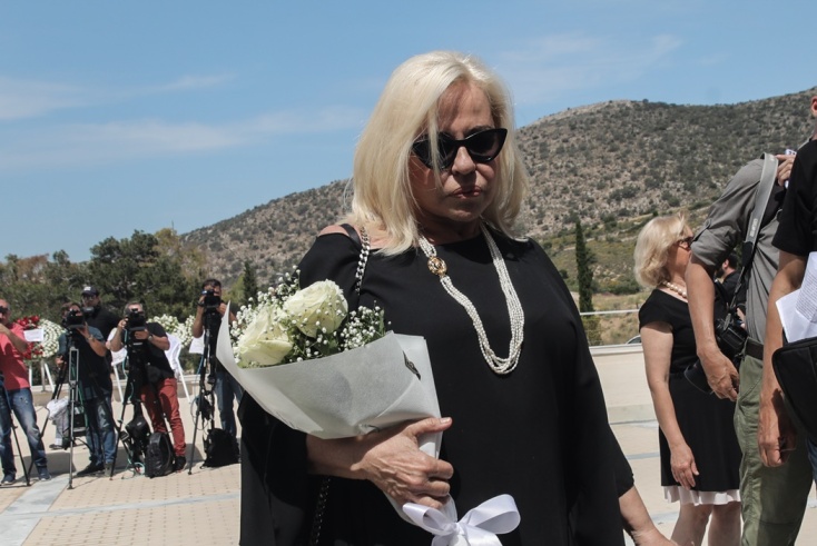 Στην κηδεία του Δάκη η Μπέσυ Αργυράκη - Κρατά ανθοδέσμη στα χέρια