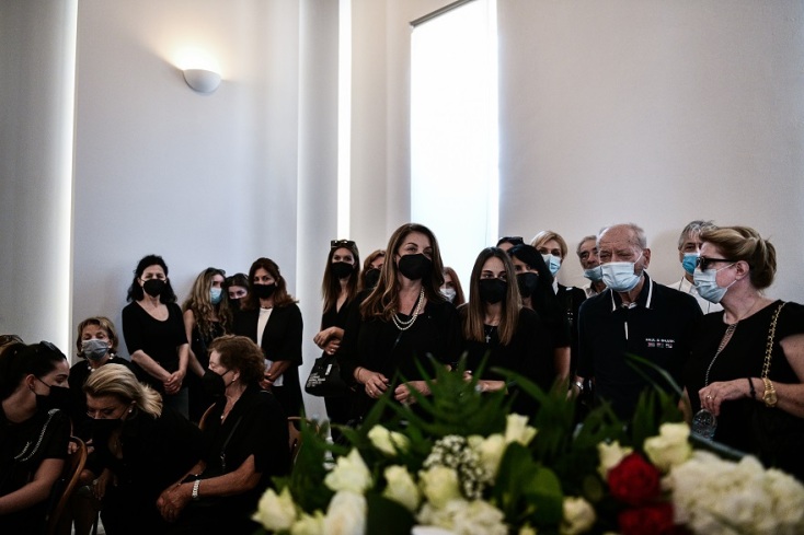 Η Άντζελα Γκερέκου και η Μαρία Βοσκοπούλου στην κηδεία του αγαπημένου τους, Τόλη Βοσκόπουλου