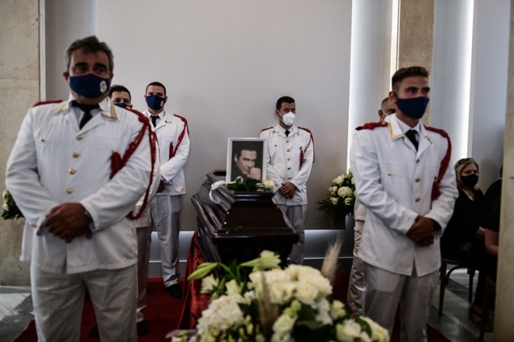 Κηδεία Τόλη Βοσκόπουλου: Το φέρετρο του τραγουδιστή