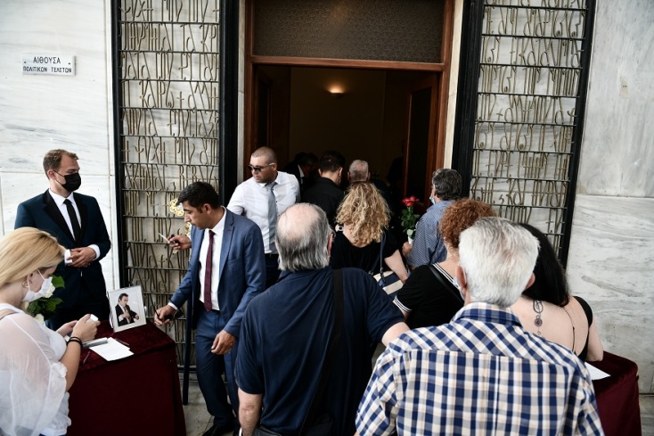 Κηδεία Τόλη Βοσκόπουλου: Φίλοι και θαυμαστές του στο «τελευταίο αντίο»