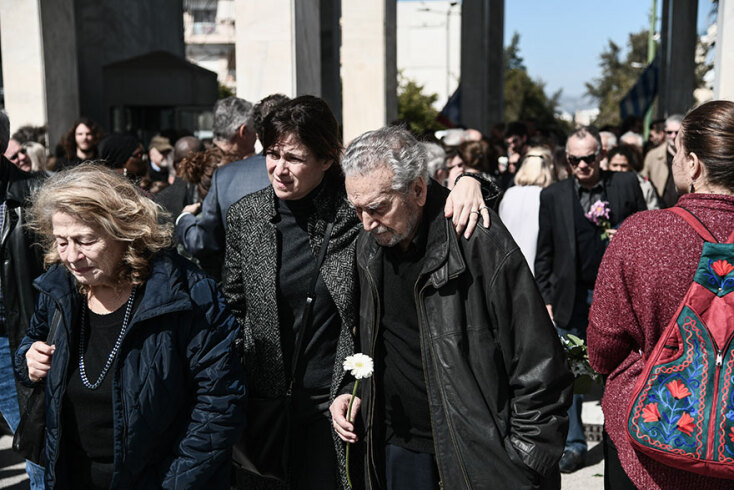Κηδεία Άλκης Ζέη: Με ένα λουλούδι στο χέρι συγγενείς, φίλοι, πρόσωπα της πολιτικής, των γραμμάτων και των τεχνών έφθασαν μέχρι το σημείο που έγινε η ταφή