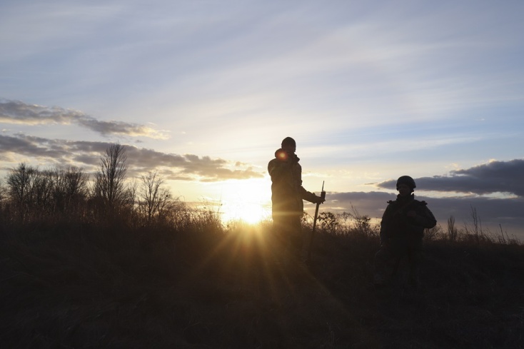 Ουκρανοί στρατιώτες σε θέση μάχης σε περιοχή έξω από Κίεβο 