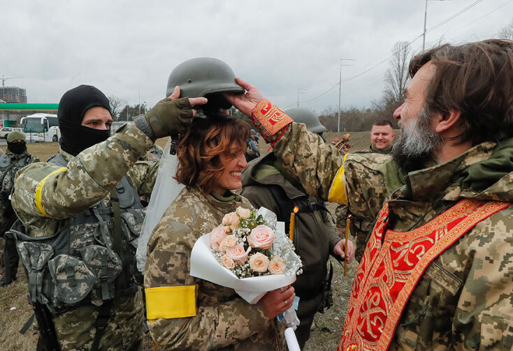 Χαμογελαστή η νύφη ετοιμάζεται για τον γάμο στα χαρακώματα του Κιέβου