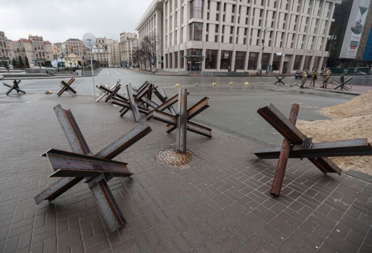 Ειδικά εμπόδια για τα ρωσικά τεθωρακισμένα στο Κίεβο - Η ουκρανική πρωτεύουσα προετοιμάζεται για την τελική επίθεση