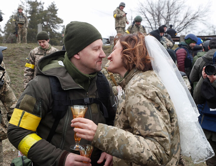 Γαμπρός και νύφη στην Ουκρανία «σφραγίζουν» τον γάμο τους στα χαρακώματα με ένα φιλί