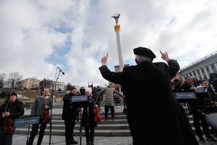 Ορχήστρα παίζει την «Ωδή στη Χαρά» του Μπετόβεν την ώρα που οι Ρώσοι φτάνουν στο Κίεβο
