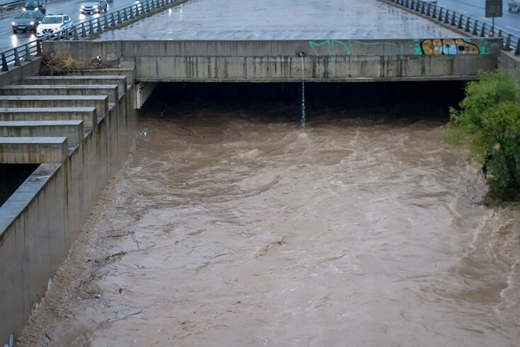 Κακοκαιρία «Μπάλλος»: Πλησιάζει στα όριά του ο Κηφισός, με τεράστια ποσότητα νερού να κατεβαίνει προς τη θάλασσα