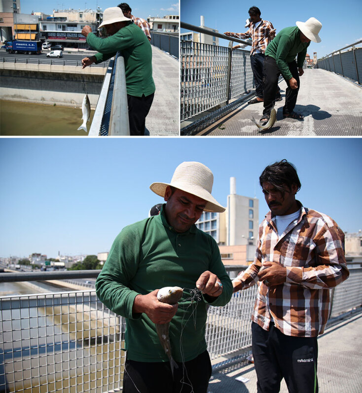 Αλιείς ψαρεύουν κέφαλους στον Κηφισό, από τη γέφυρα στο ύψος του Ρέντη