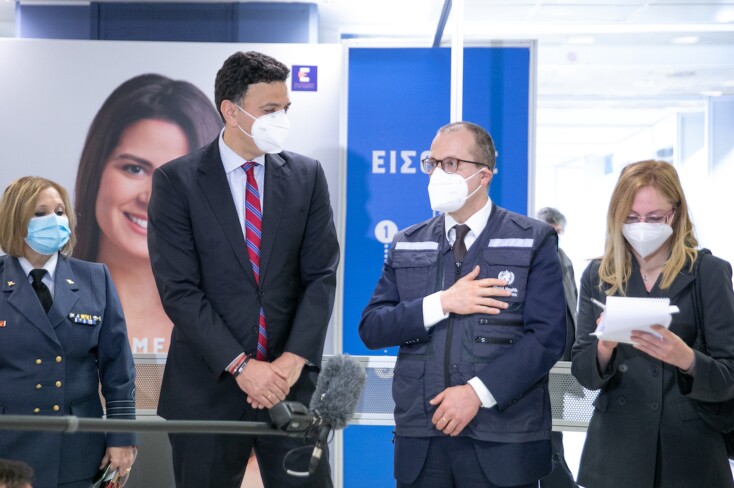 Επίσκεψη Κικίλια στο εμβολιαστικό κέντρο στο Μαρούσι 