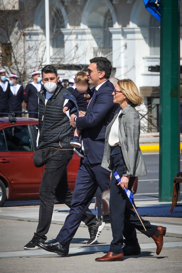 Ο Βασίλης Κικίλιας κρατά στην αγκαλιά του τον γιο του, Παναγιώτη - Αντώνιο στην παρέλαση της 25ης Μαρτίου