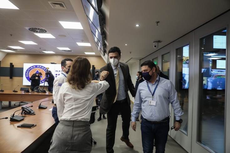 Στιγμιότυπο από την επίσκεψη Κικίλια στο Εθνικό Συντονιστικό Κέντρο Επιχειρήσεων της Πολιτικής Προστασίας 