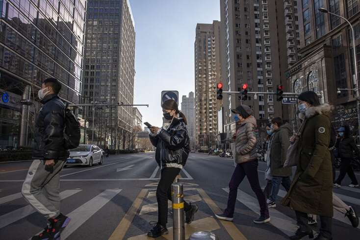 Κινέζοι στο Πεκίνο με μάσκα για κορωνοϊό διασχίζουν διάβαση πεζών εν μέσω πανδημίας