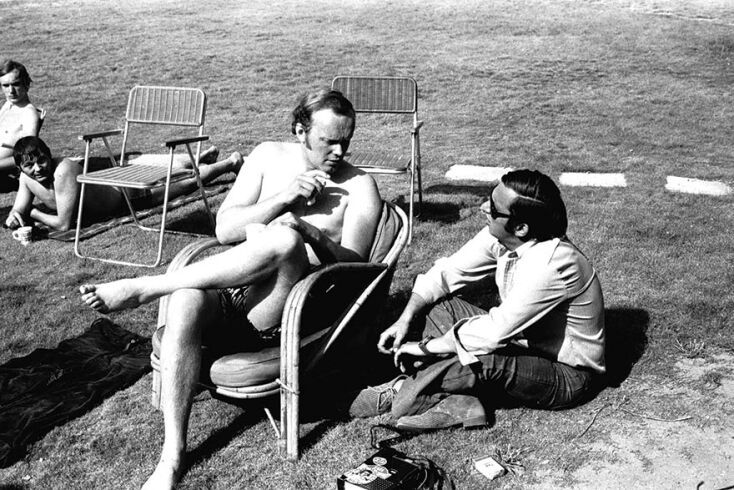 20ό Ράλλυ Ακρόπολις, 1972, Αστέρια Γλυφάδας. O Bjorn Waldegaard βρίσκεται στην Ελλάδα για την πρώτη συμμετοχή του στο Ακρόπολις με Porsche 911 S. Στο περιθώριο του αγώνα,  δίνει συνέντευξη στον δημοσιογράφο της «Απογευματινής» Γιάννη Παγώνη. 