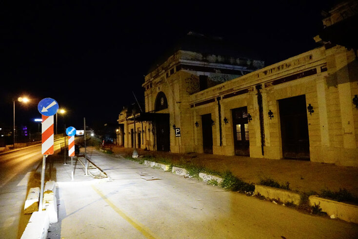 Κορωνοϊός: Ερημιά στον δρόμο που περνά μπροστά από τον Σταθμό Πελοποννήσου