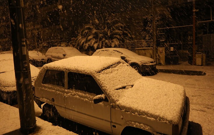Κακοκαιρία «Μήδεια» - Κυψέλη: Το χιόνι έχει καλύψει τις οροφές αυτοκινήτων και πεζοδρόμια