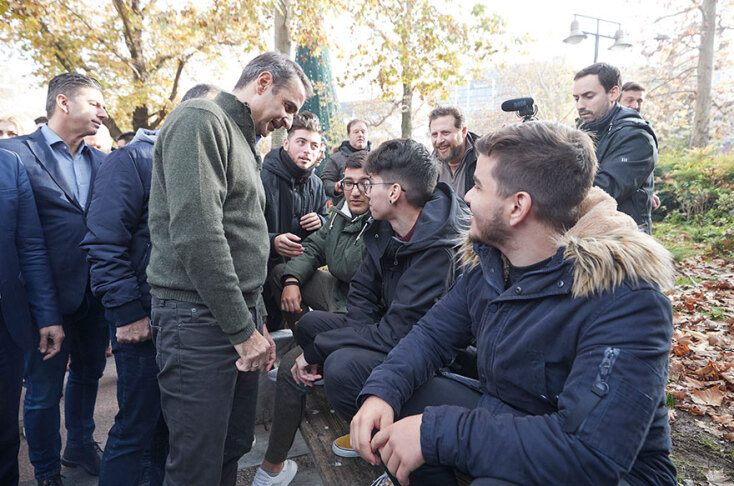 Η χαλαρή βόλτα Μητσοτάκη στο κέντρο της Λάρισας και οι selfies με τον κόσμο