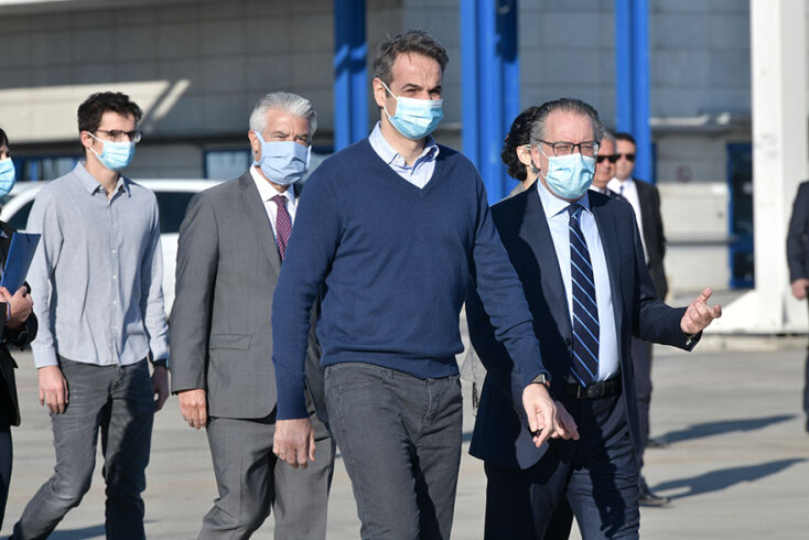 Ο πρωθυπουργός Κυριάκος Μητσοτάκης παρακολουθεί την αναχώρηση ασυνόδευτων ανηλίκων για τη Γερμανία - «Κανένα παιδί μόνο» είχε τονίσει, όταν παρουσίαζε το κυβερνητικό σχέδιο τον Νοέμβριο του 2019