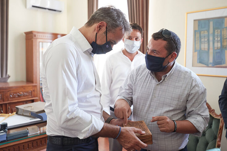 Ο πρωθυπουργός Κυριάκος Μητσοτάκης με τον δήμαρχο Χάλκης Άγγελο Φραγκάκη